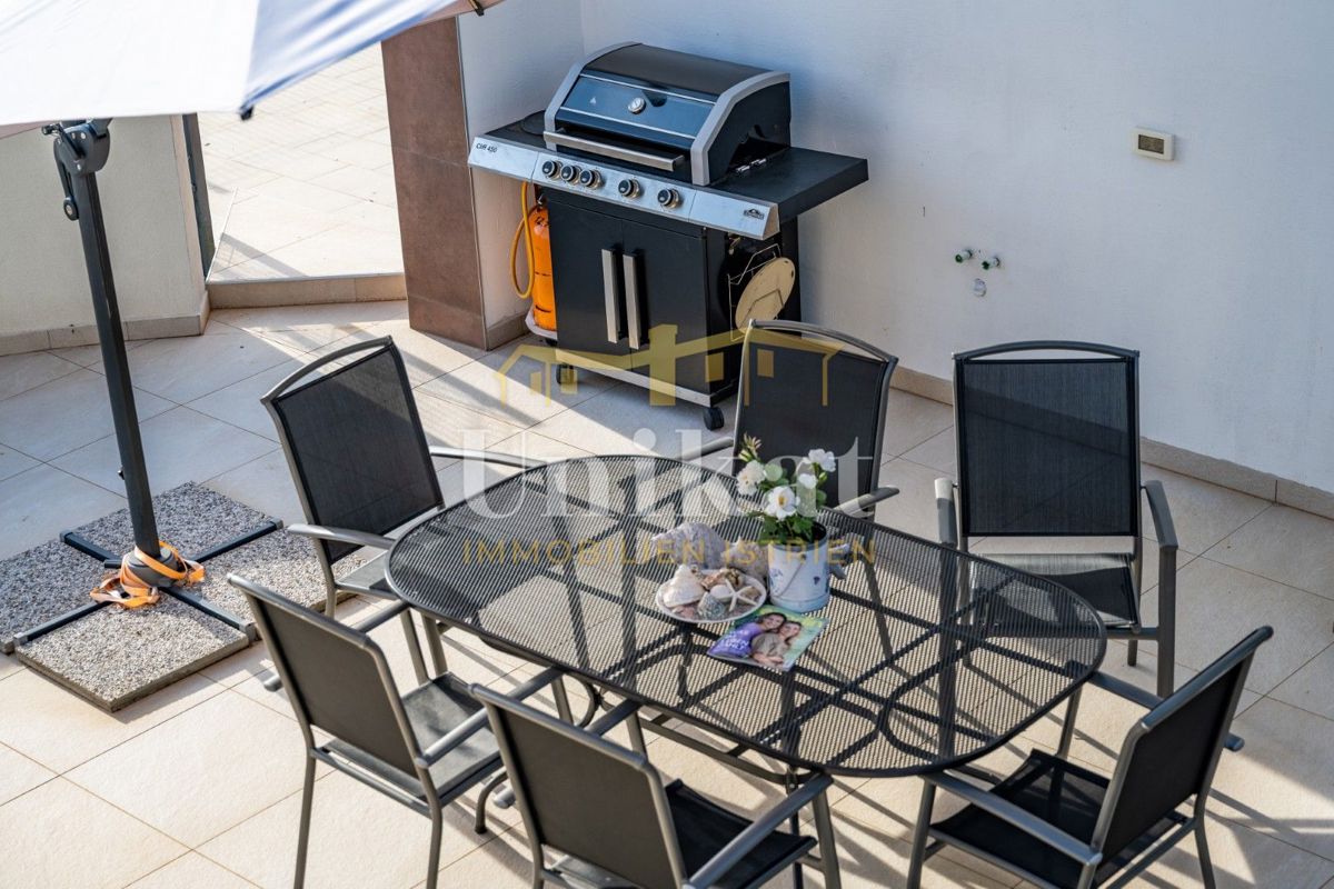 Luksuzna hiša z garažo v kleti - 3 km do morja